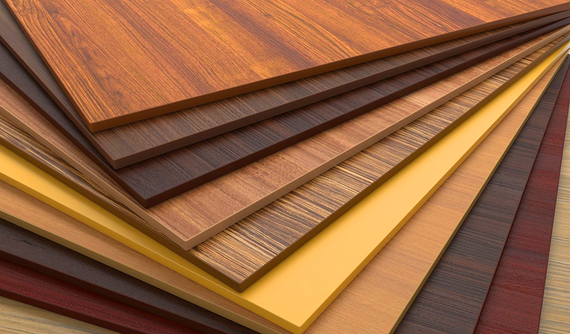 Díky rozmanitosti barev z dřevotřískové desky můžete vyrobit stůl vhodný do jakéhokoli interiéru.