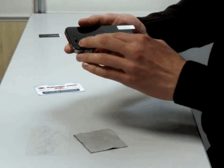 כיצד להדביק סרט לטלפון שלך ללא בועות צילום 1
