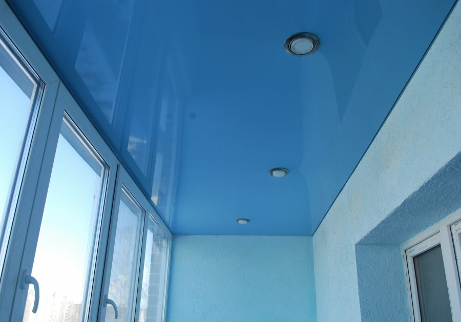 Sininen joustava katto lämpimällä parvekkeella