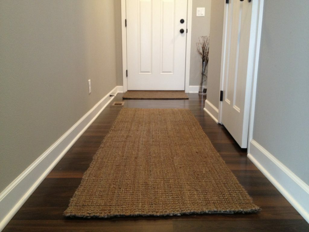 Vastag szőnyegek a folyosó laminált padlóján