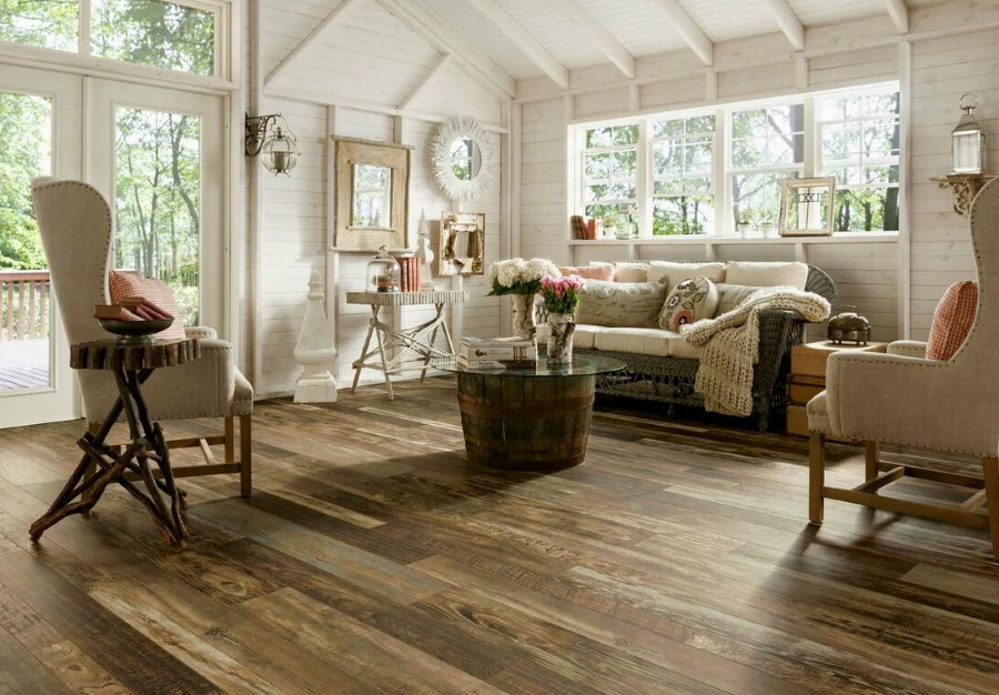 Drevená podlaha v obývačke na vidieku