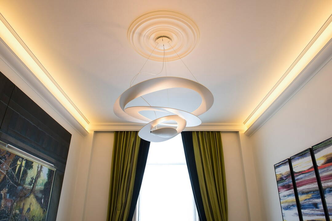 Disposição de lâmpadas no teto tenso em uma sala retangular: foto de ideias