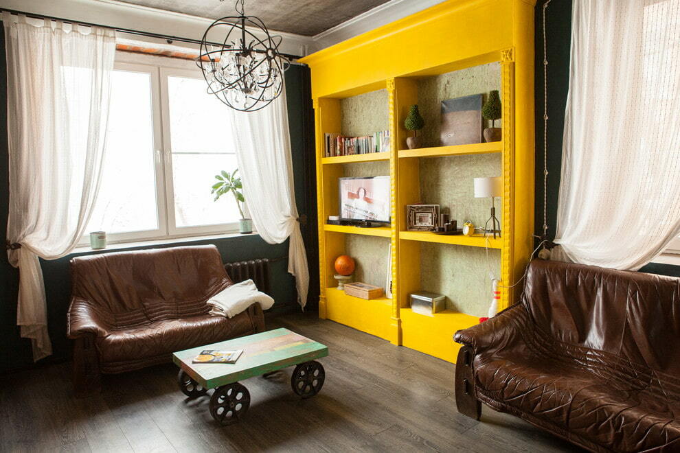 Világos sárga dekorációs szekrény a nappaliban