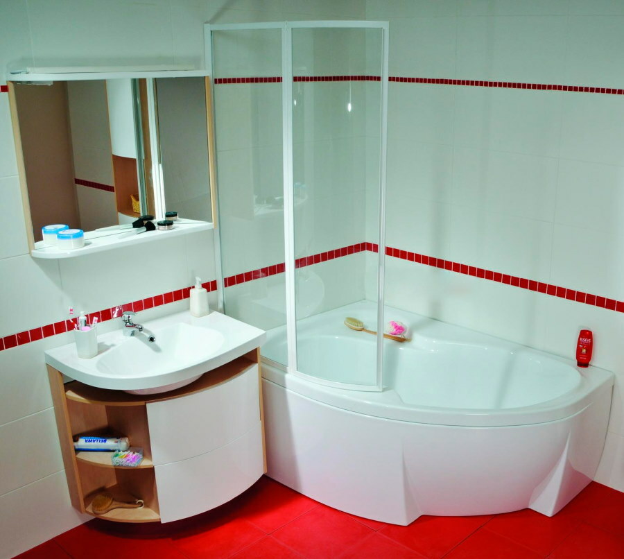 Banheira de canto branca em piso vermelho