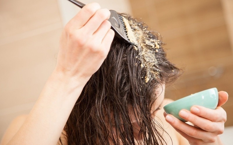 איך לגרום לשיער לצמוח מהר יותר: 11 דרכים שבאמת עובדות