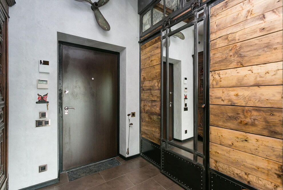 Gabinete de madera y metal en el pasillo de estilo loft.