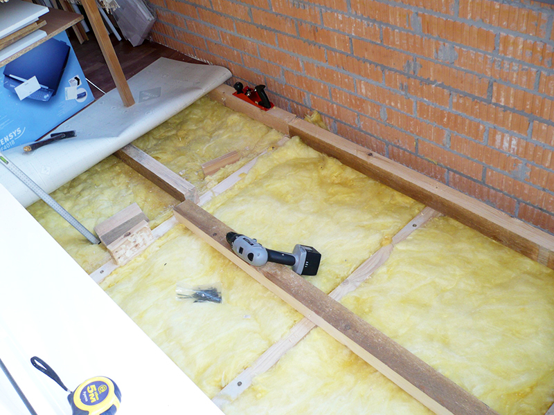 בולי עץ וצמר מינרלי - פתרון טוב לסידור עצמי של הרצפה במרפסת