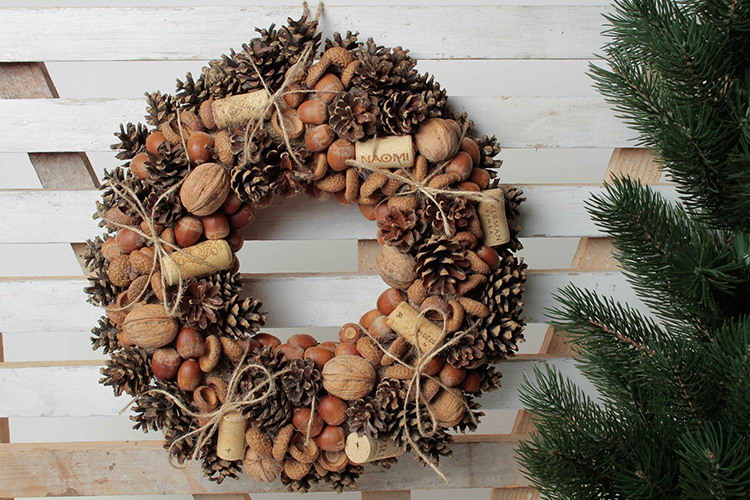 A very New Year's idea is to use champagne corks in the decoration of the wreath. Even in the same range, such a decoration will look very original.