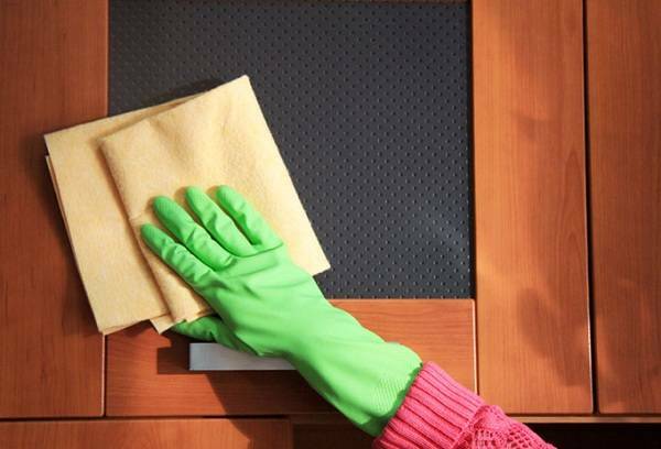 Hogyan kell lemosni a mattot az ajtók zsíros foltjairól, és nem rontani a felületet