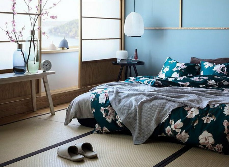 Japon tarzı bir iç mekanda yatak odası dekorasyonu