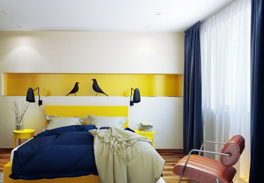 Yatak odasında mavi ve sarı vurgular