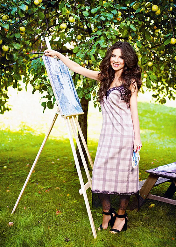 Zamanla, Anna'nın boş zamanlarında resim yaptığı geniş bir arka bahçe alanında bir elma bahçesi büyüdü.