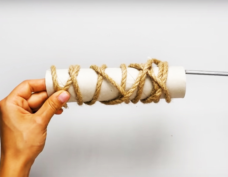 Enroulez une corde autour du tube et fixez les extrémités avec de la colle chaude
