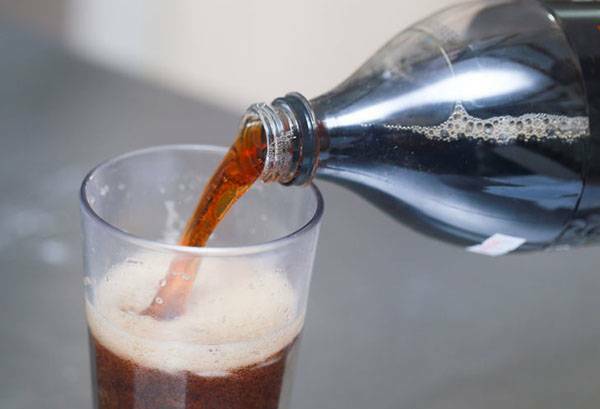 Hoe vlekken met cola te verwijderen en is het zo goed voor het reinigen van dingen?