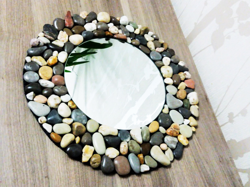 The only thing that needs to be done is to glue the stones not on a mirror sheet, but on a plywood frame