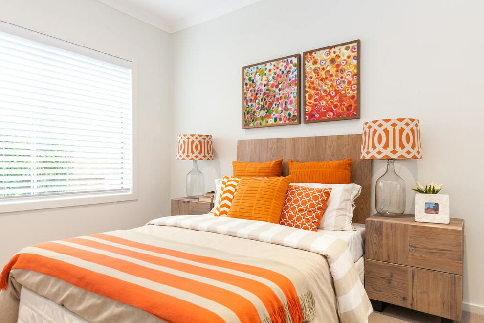 Notranjost spalnice v beli in oranžni barvi