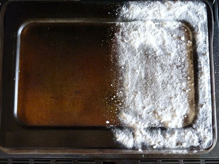 Une pâte de bicarbonate de soude et de vinaigre provoque une réaction violente dont le résultat est l'élimination des dépôts graisseux