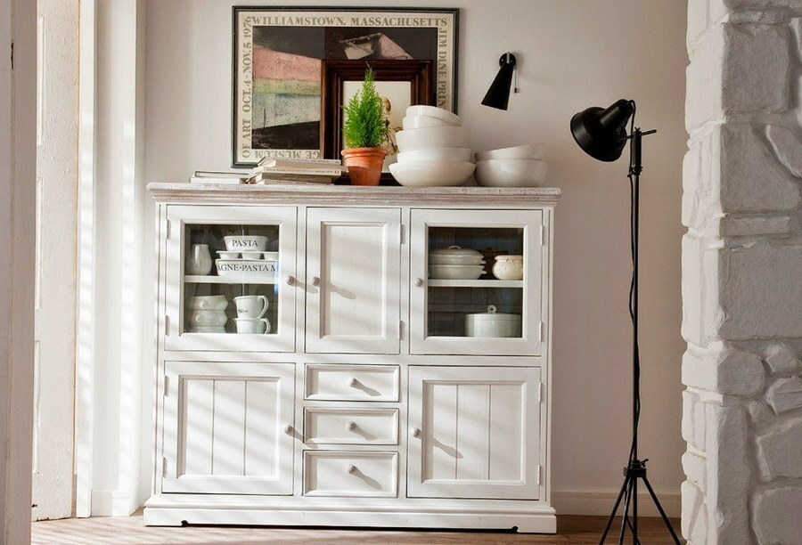 Biała witryna na naczynia w salonie w stylu skandynawskim