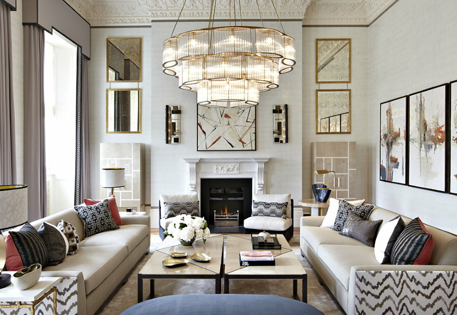 Symmetrisk arrangement af sofaer i en stor stue