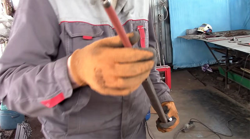 Çelik boru, profil borunun içine yerleştirilmiştir.