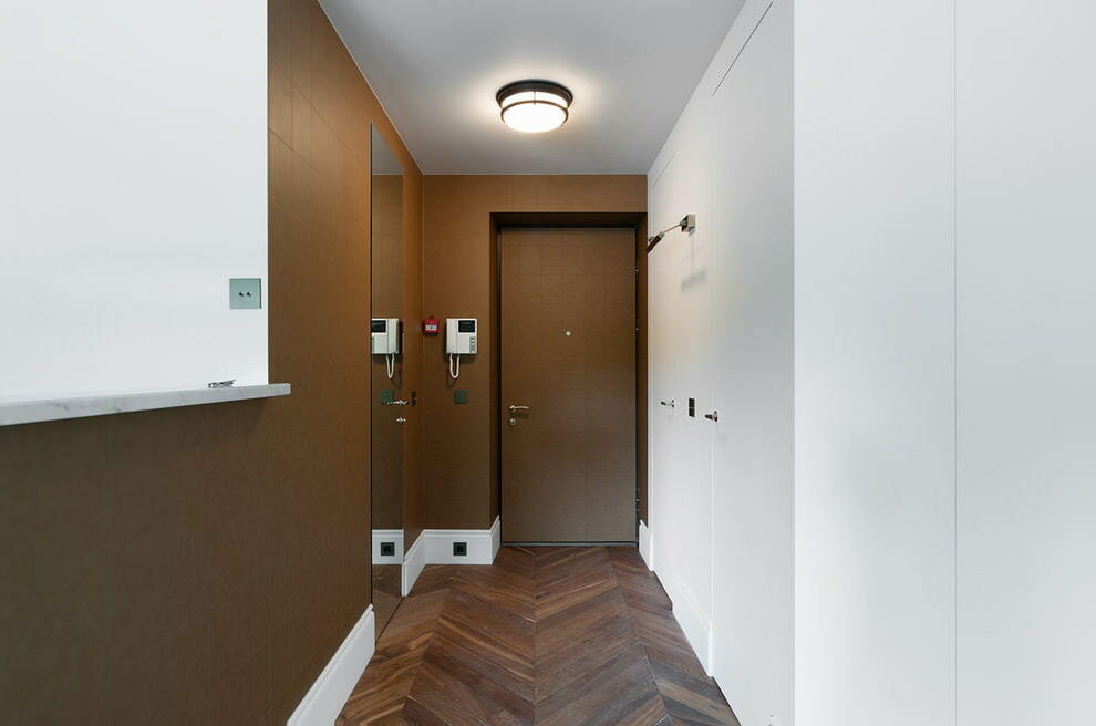 Brun väggdekoration i en smal korridor