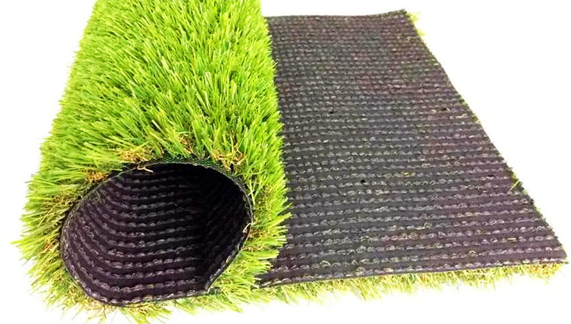 Você pode disfarçá-lo literalmente em duas etapas: consertar um pedaço de gramado artificial de plástico nele. Desta forma, a eclosão deixará de ser perceptível.