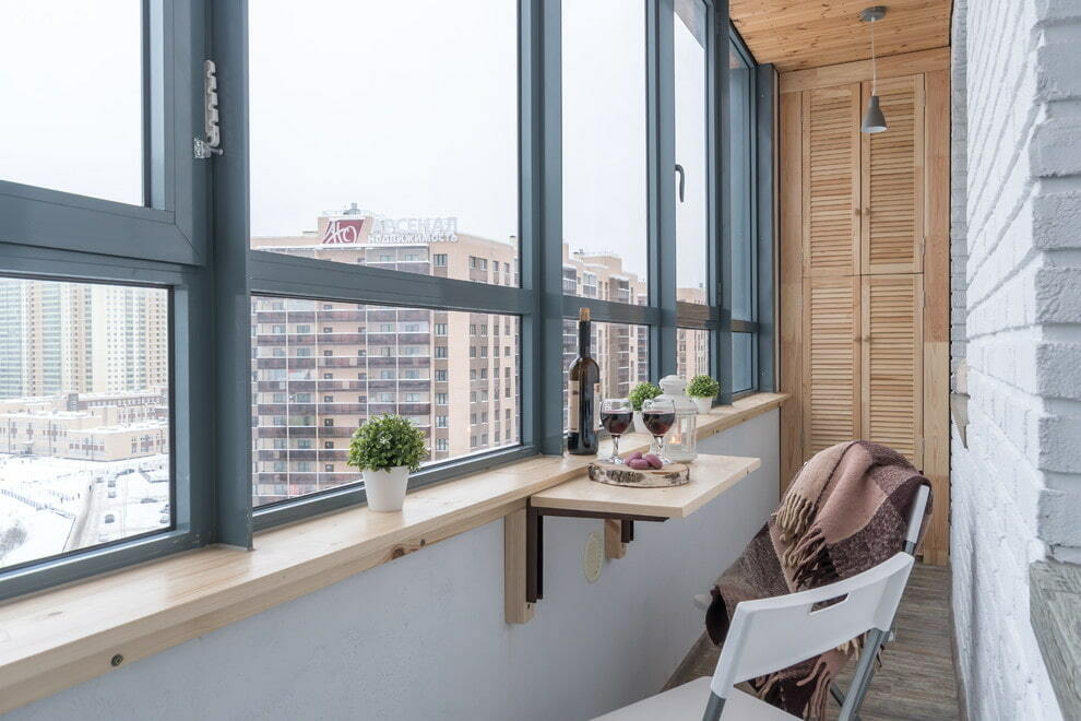 Recinzione del balcone: metallo e altre opzioni per l'interno della stanza, foto