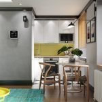 De combinatie van witte meubels en gele schort in de keuken