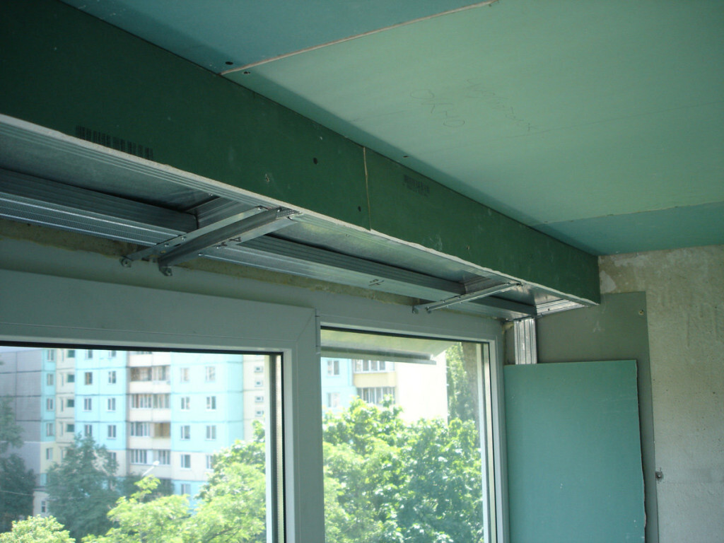 Afwerking met gipsplaat van het plafond op het balkon