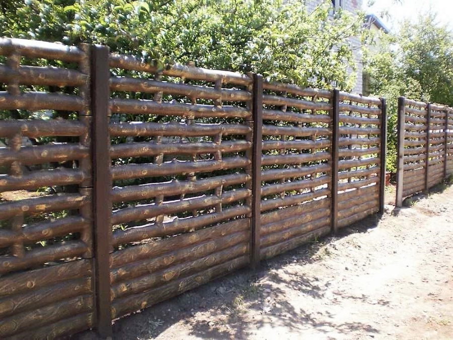 Piękne betonowe ogrodzenie z imitacją drewnianego ogrodzenia