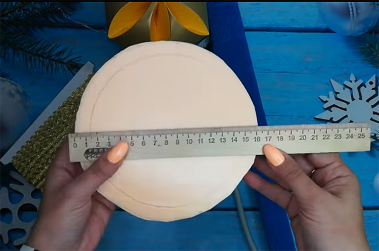Du måste förbereda en rund kartong för basen. Gör bara två cirklar med en diameter på cirka 16 cm och limma ihop dem med en remsa av samma kartong. Alternativt kan du använda en bit skum i en cirkel