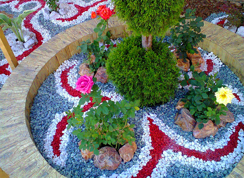 Çiçek tarhlarına ve ön bahçelere desenler halinde çok renkli taşlar serilebilir.