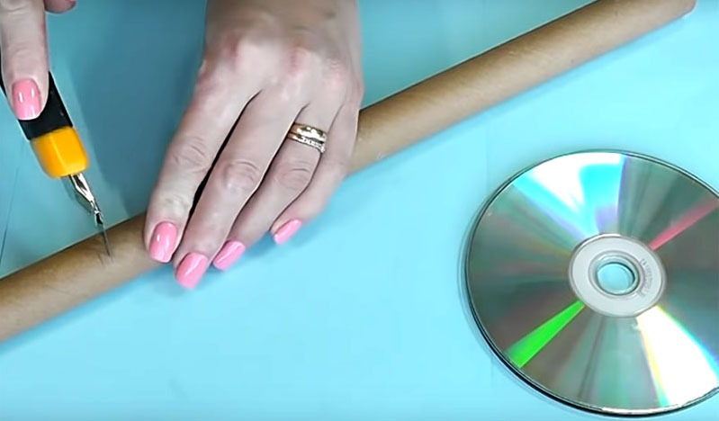 Messen Sie die Länge des Rohres oder Schlauchs, damit Sie eine Rolle Papiertücher darauf legen können.