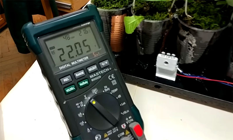 Le multimètre a montré que 24 tasses produisent 22 volts.