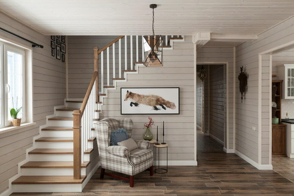 Interiér malého obývacího pokoje s letovým schodištěm