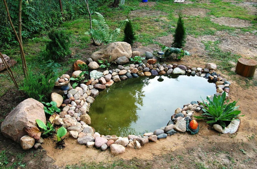 Malý rybník na předměstí o rozloze 10 akrů