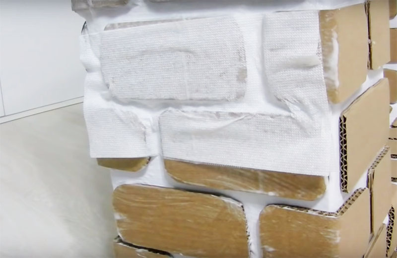 Plaats een enkele laag goedkope tissues of toiletpapier direct op de primer