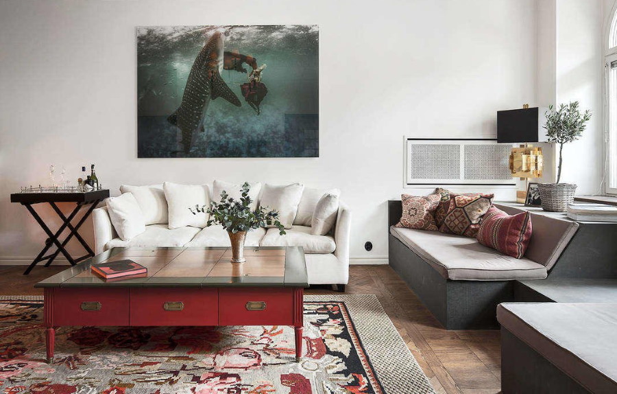 Gleznošana ar lielu zivi modernā dzīvojamā istabā