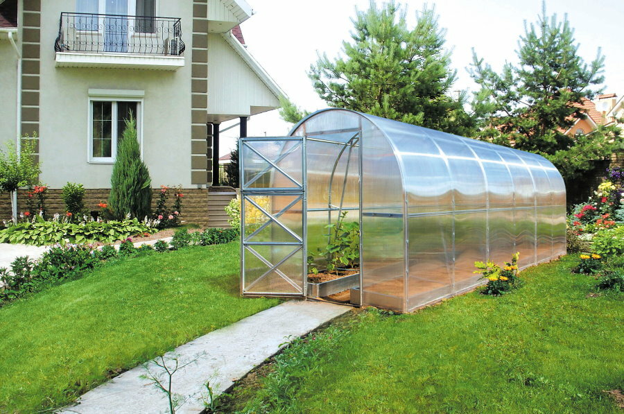 Místo pro polykarbonátový skleník na letní chatě