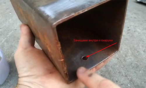 Vi bruger erfaringerne fra en kvalificeret svejser: hvordan kan du lukke et stort hul i metallet uden svejsning