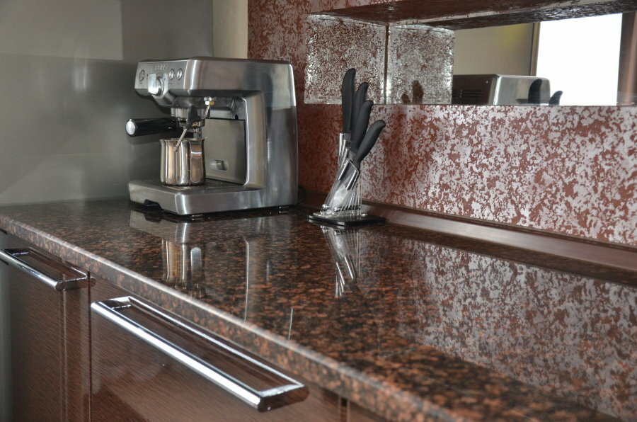 Akmens galda virsma modernā stila virtuvē