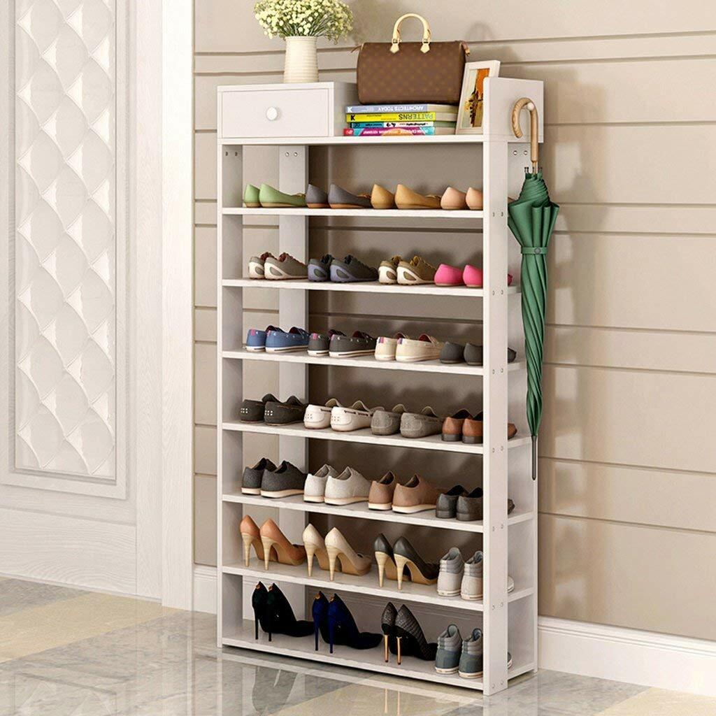 un rack dans le couloir pour les chaussures