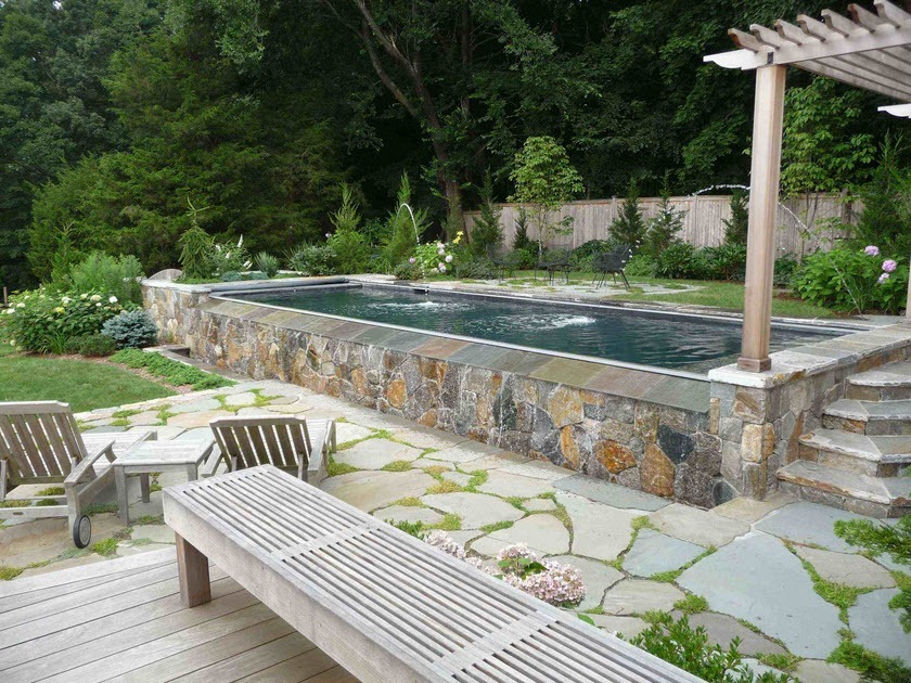 Schmaler Pool mit Naturstein ausgekleidet