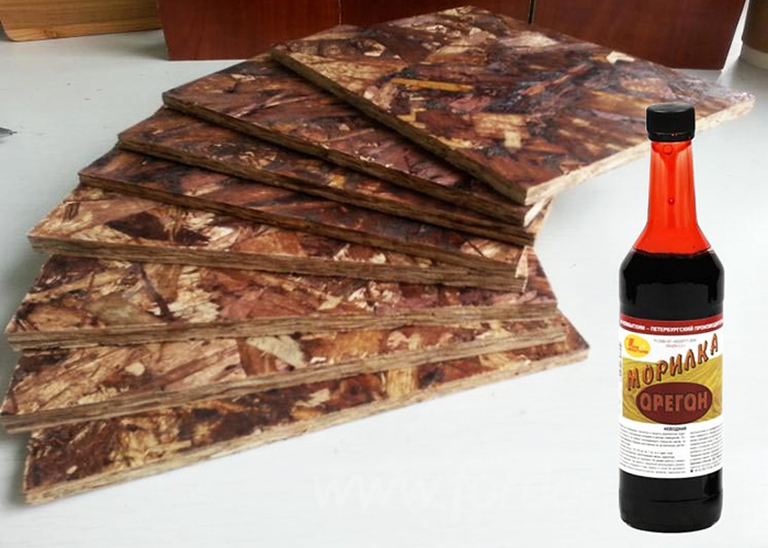 A pácot leggyakrabban természetes faanyagok festésére használják.