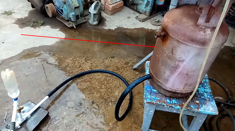 L'assunzione di acqua con un pistone idraulico da un tale serbatoio non è redditizia: la metà finirà a terra