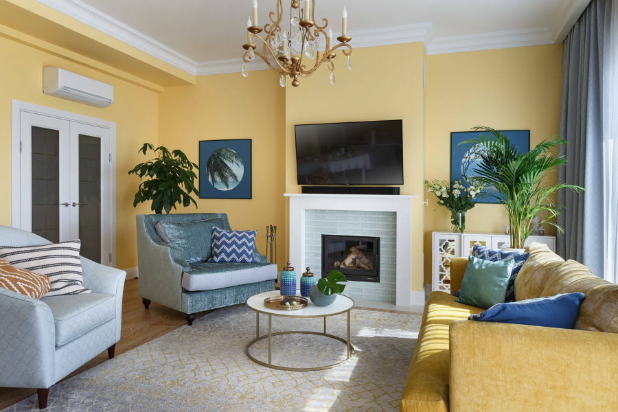 Light yellow walls in the brezhnevka living room