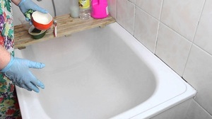 Kā mazgāt vannā plāksne un dzeltes mājās: efektīvi instrumenti un metodes