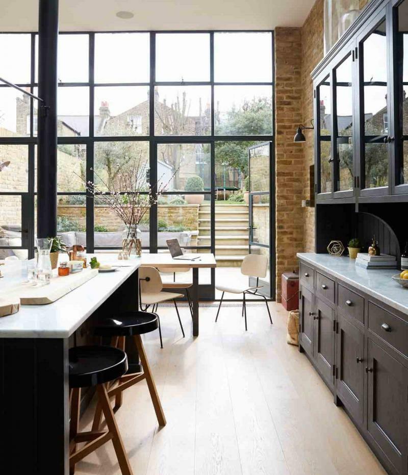 Duże okno w ścianie kuchni w nowoczesnym domu