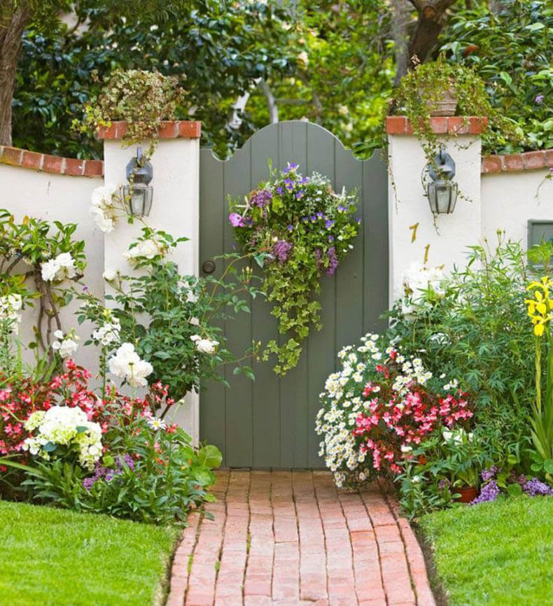 Blomstrende blandingsramme foran porten til hagen