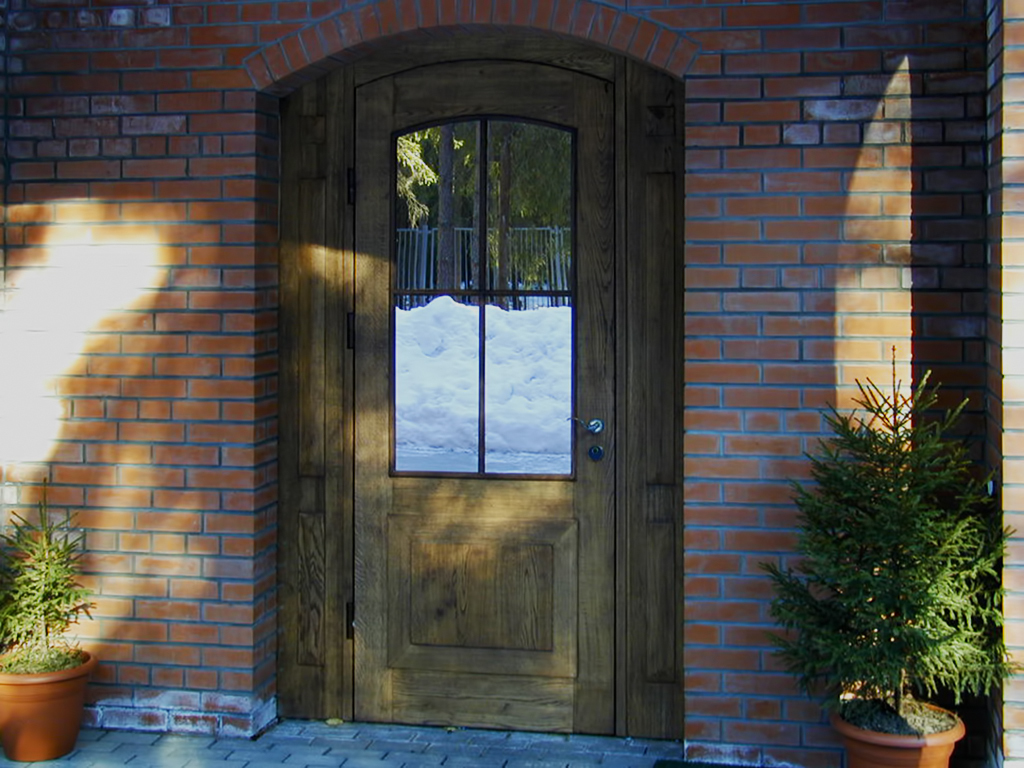 décoration de la porte d'entrée en bois